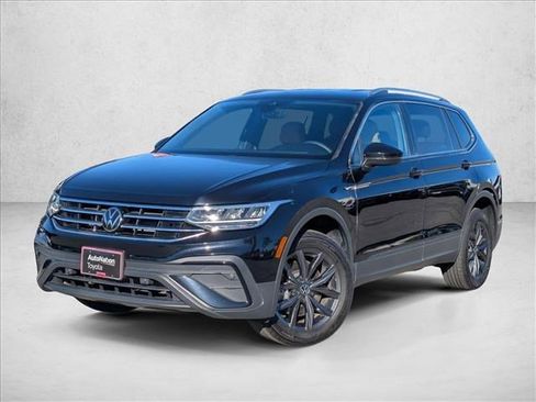 Used 2023 Volkswagen Tiguan SE image 1