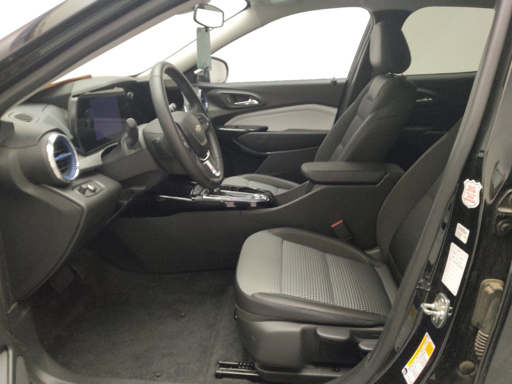 Used 2025 Chevrolet Trax LT w/ LT Convenience Package FWD image 17