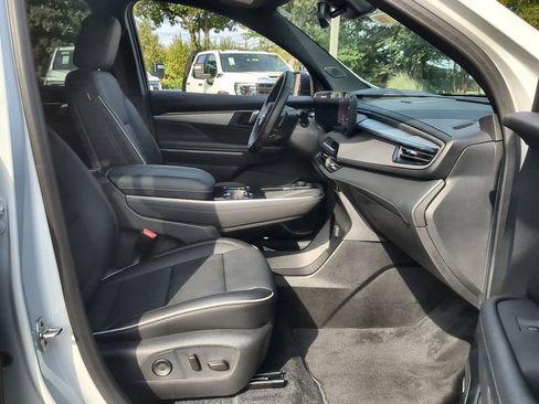 Used 2025 Buick Enclave Preferred w/ Power Package image 28