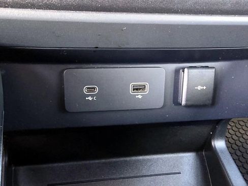 Used 2023 Land Rover Defender 130 X-Dynamic SE image 18