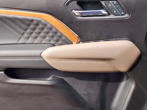 Certified 2025 GMC Canyon Denali image 24