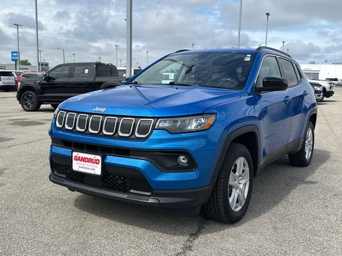 Used 2022 Jeep Compass Latitude w/ Convenience Group AWD/4WD image 2