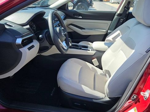 Used 2025 Nissan Altima 2.5 SV FWD image 10