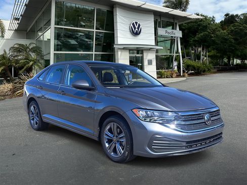 Used 2023 Volkswagen Jetta SE w/ Panoramic Sunroof Package image 3