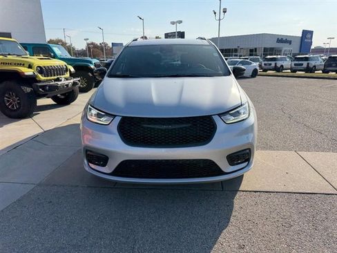 New 2026 Chrysler Pacifica Select w/ S Appearance Package image 2