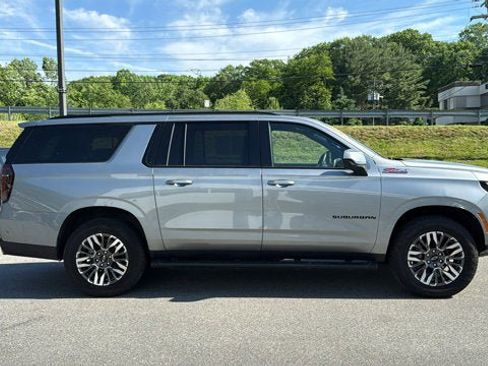 Used 2025 Chevrolet Suburban Z71 AWD/4WD image 5