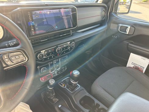 Certified 2024 Jeep Gladiator Rubicon w/ Technology Group image 15
