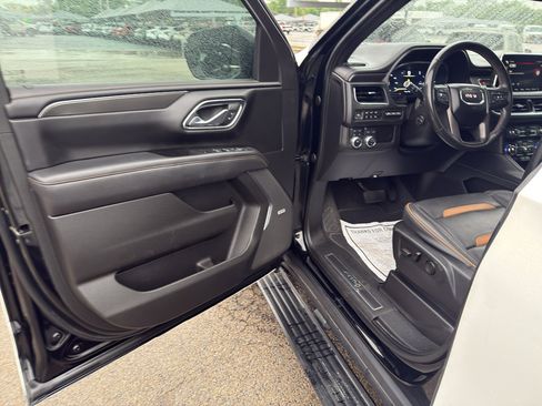 Used 2023 GMC Yukon XL AT4 w/ Technology Package AWD/4WD image 9