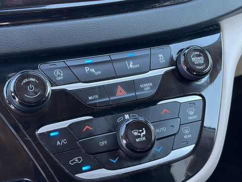 Used 2023 Chrysler Pacifica Touring-L FWD image 26