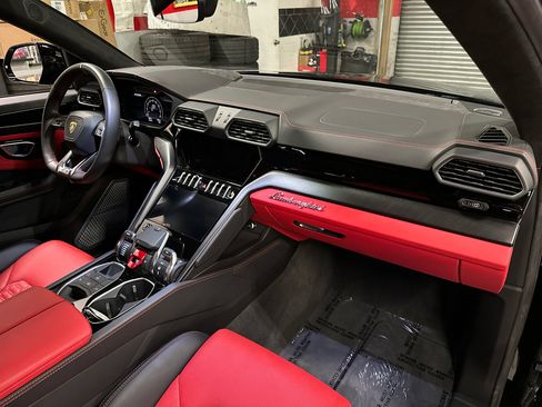 Used 2022 Lamborghini Urus image 18