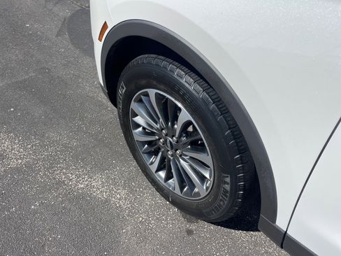 Used 2021 Lincoln Nautilus FWD w/ Equipment Group 101A image 3