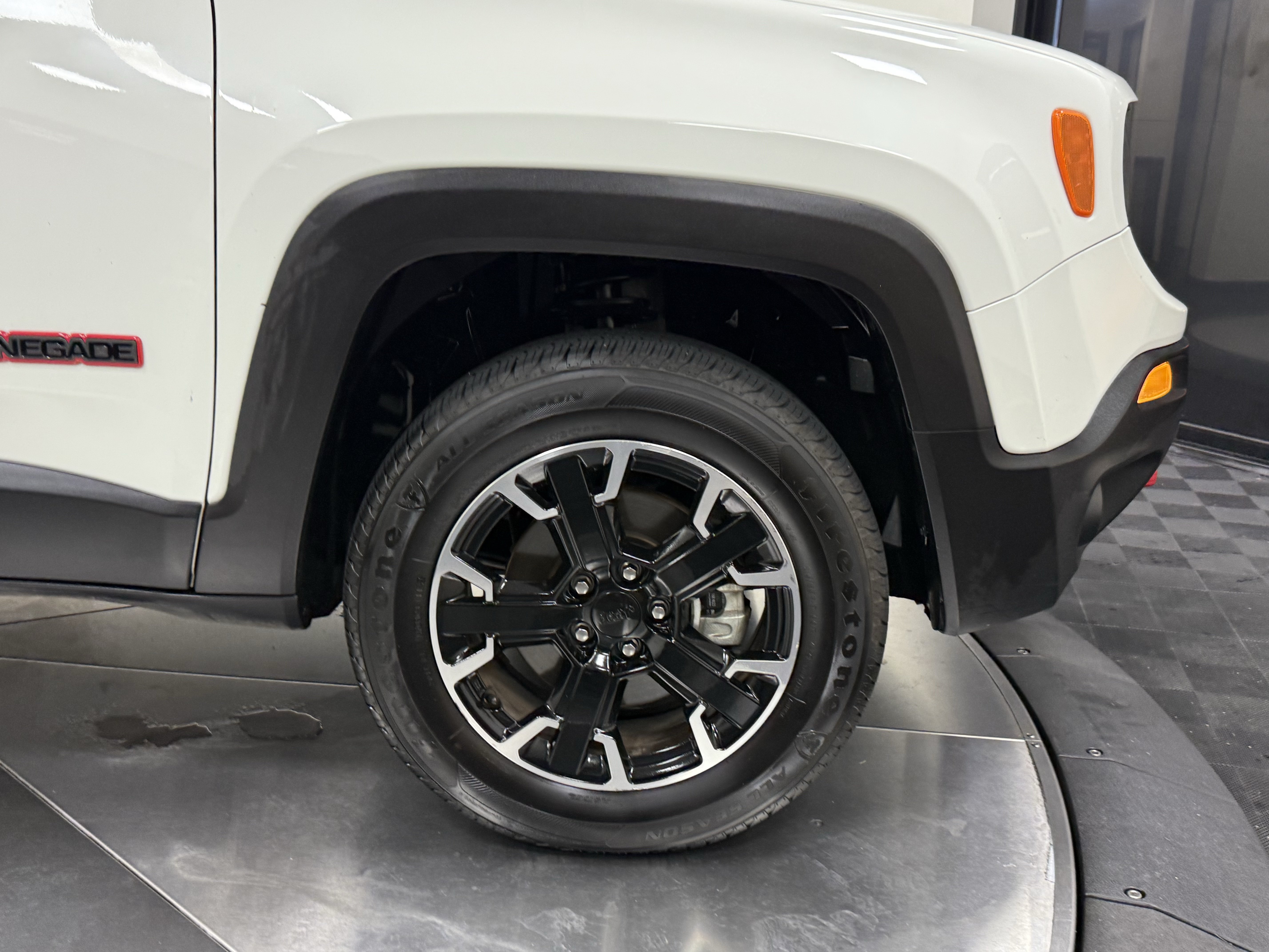 Used 2023 Jeep Renegade Trailhawk AWD/4WD image 9