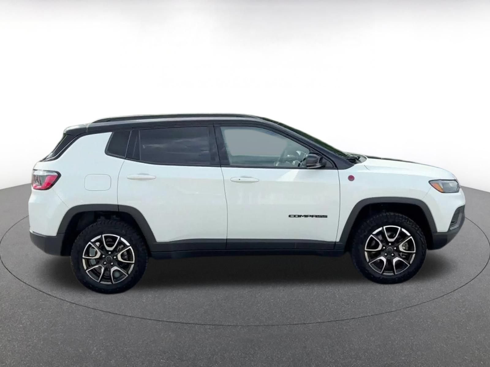 Used 2025 Jeep Compass Trailhawk AWD/4WD image 15