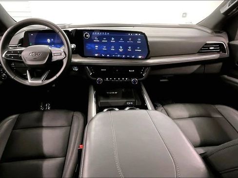 Used 2025 Chevrolet Suburban Z71 image 19