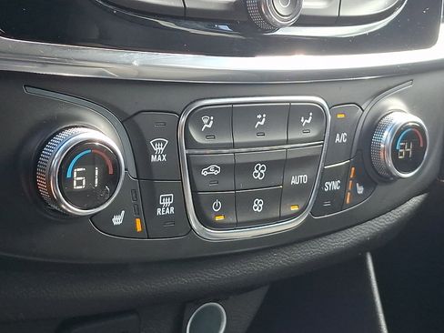 Used 2021 Chevrolet Traverse LT AWD/4WD image 17
