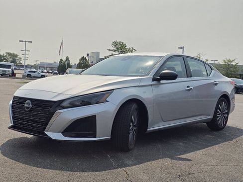 Used 2024 Nissan Altima 2.5 SV FWD image 11