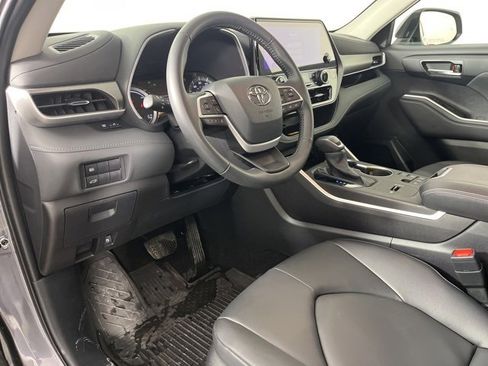 Used 2025 Toyota Highlander XLE image 2