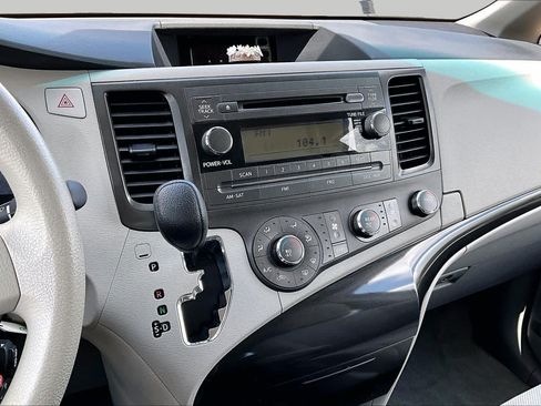 Used 2013 Toyota Sienna L FWD image 7