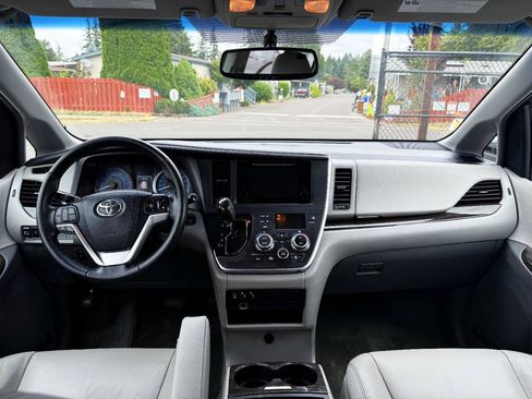 Used 2016 Toyota Sienna XLE FWD image 10