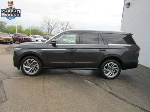 Used 2025 Lincoln Navigator Reserve AWD/4WD image 2