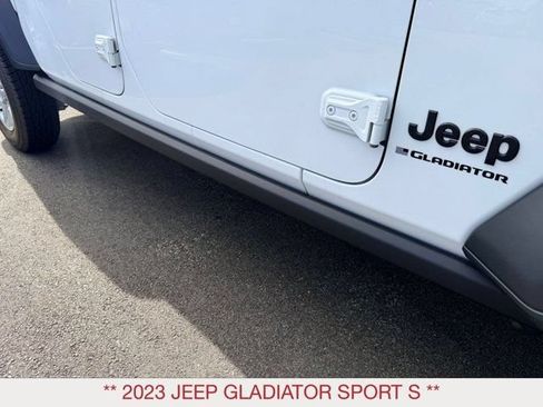 Certified 2023 Jeep Gladiator Sport AWD/4WD image 9