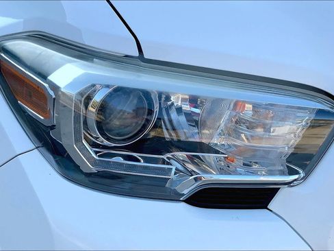 Used 2016 Toyota Tacoma TRD Sport w/ Towing Package image 26