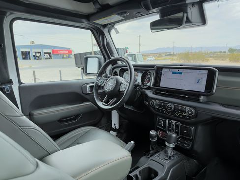 Used 2024 Jeep Gladiator Mojave AWD/4WD image 9