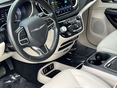 Used 2021 Chrysler Pacifica Touring-L FWD image 6