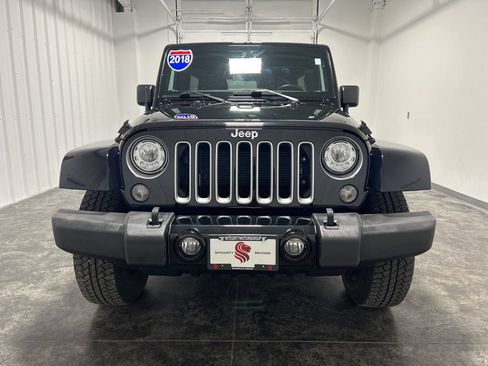 Used 2018 Jeep Wrangler Unlimited Sahara AWD/4WD image 6