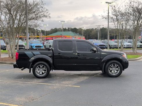 Used 2020 Nissan Frontier SV image 2