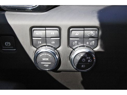 Used 2025 GMC Sierra 2500 AT4 w/ AT4 Premium Plus Package image 17