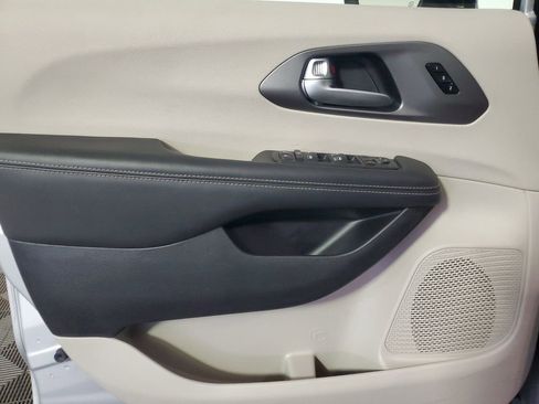 Used 2024 Chrysler Pacifica Touring-L image 13