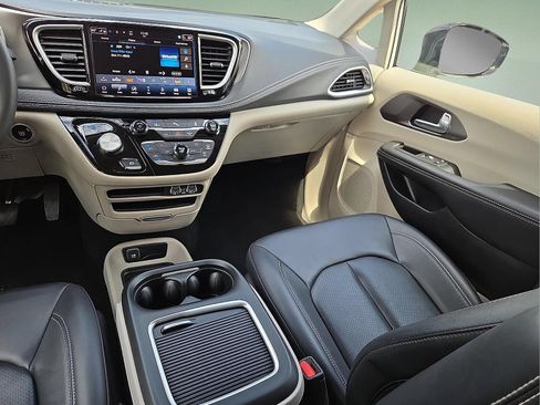 Used 2024 Chrysler Pacifica Limited FWD image 13