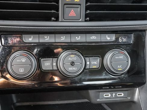 Used 2024 Volkswagen Jetta SE w/ Panoramic Sunroof Package FWD image 24
