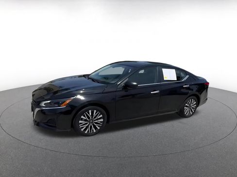 Used 2025 Nissan Altima 2.5 SV FWD image 8