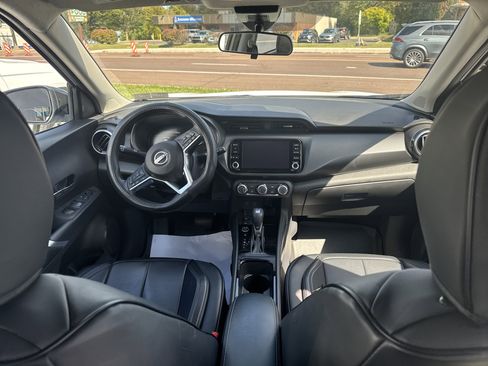 Used 2023 Nissan Kicks SV image 10