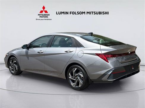 Used 2025 Hyundai Elantra Limited FWD image 3