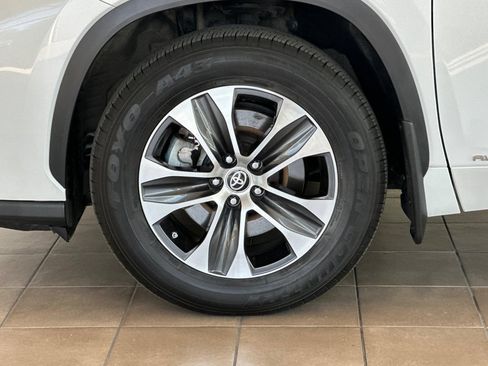 Used 2022 Toyota Highlander XLE AWD/4WD image 27