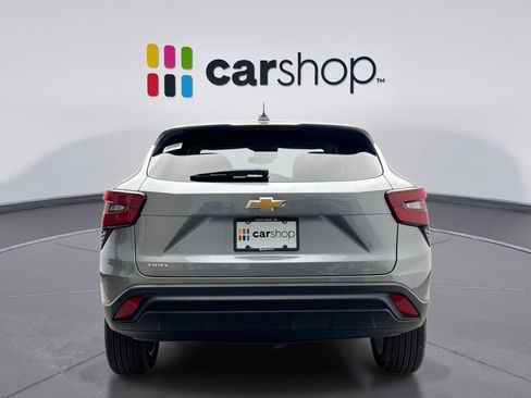 Used 2025 Chevrolet Trax LS w/ LS Convenience Package FWD image 4