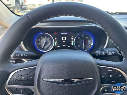 Used 2024 Chrysler Pacifica Touring-L image 11