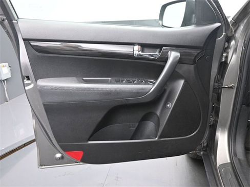 Used 2013 Kia Sorento LX w/ Convenience Pkg image 12