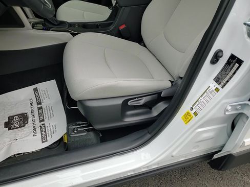 Used 2025 Toyota Corolla Cross LE image 12