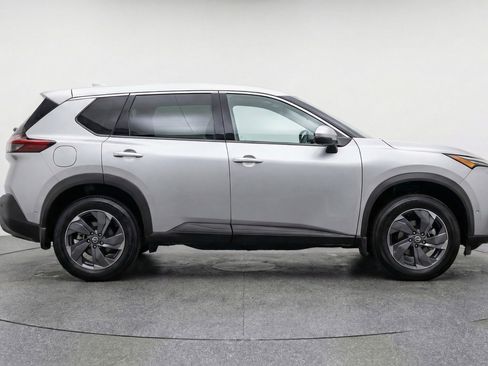 Used 2025 Nissan Rogue SV FWD image 11