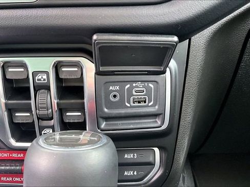 Used 2025 Jeep Gladiator Rubicon AWD/4WD image 17