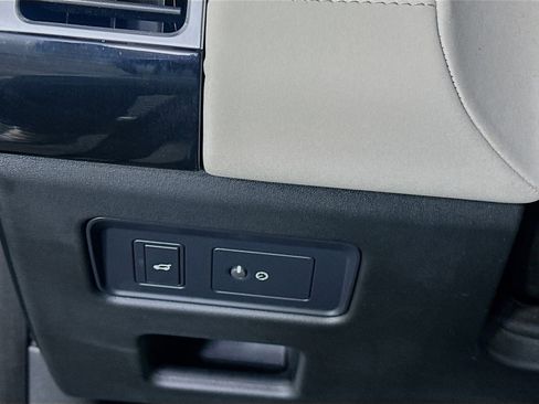 Used 2019 Land Rover Discovery HSE image 17