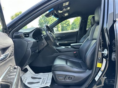 Used 2021 Toyota Venza XLE image 12