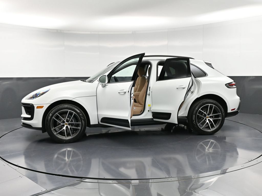 Certified 2026 Porsche Macan AWD/4WD image 37
