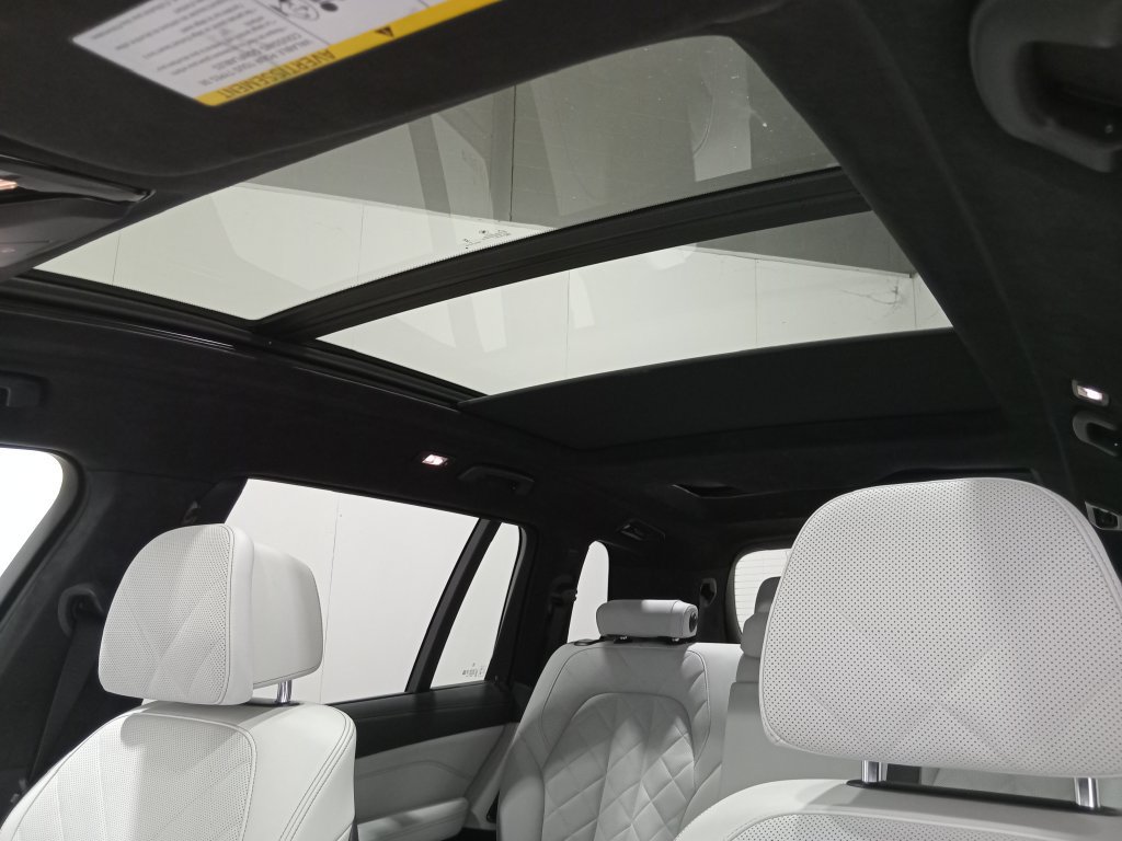 Used 2024 BMW X7 xDrive40i AWD/4WD image 17