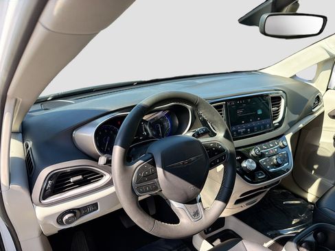 Used 2024 Chrysler Pacifica Touring-L image 24