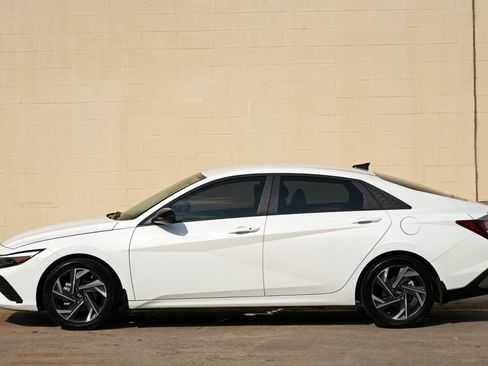 Used 2025 Hyundai Elantra Sport FWD image 42